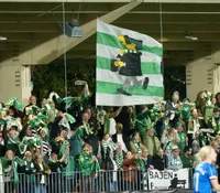 Fotbalul feminin umple stadionul  O seară normală la Hammarby: bere, burgeri, fulare și  3.500 de oameni cântând pentru „Bajen”