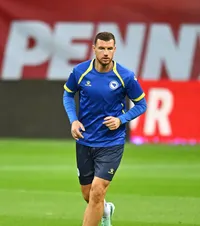 Dzeko s-a antrenat pe Arenă   Legendarul căpitan al Bosniei e la București. Ce  nu a făcut cu Polonia  a făcut aici! „Ne dă putere”
