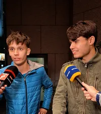 Polonezii sunt fani Hagi    VIDEO.  Au venit cu tricoul României pentru a lua  un autograf  de la „Rege”, pe care l-au cunoscut pe FIFA
