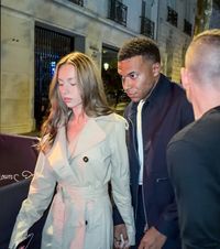 Mbappe i-a enervat pe fani    VIDEO.  Superstarul e accidentat, dar  a petrecut într-un club din Paris  alături de iubita lui