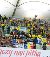 Incredibilă atmosferă la Varșovia  Duelul imnurilor, la start.  Impresionanți, polonezii!  Greu pentru 1.000 de români!