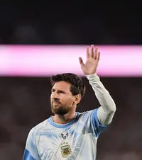 Ce i-a scris Ronaldo lui Messi  Comentariul lui Cristiano +  Singurul fotbalist  menționat de Leo în postarea despre retragere