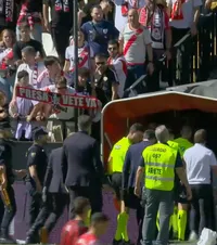 Meciul lui Rayo, suspendat   VIDEO + FOTO.  Protestul fanilor echipei lui Rațiu a creat haos!  Arbitrul a suspendat definitiv partida după 20 de minute!
