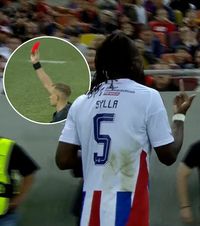 Moment obscen pe Arenă   FOTO.  Jucătorul Oțelului,  gest bădăran  la adresa fanilor FCSB, după ce a fost eliminat