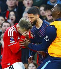 Scandal în Premier League   FOTO.  Rodrigo Bentancur, eliminat după ce  l-a lovit cu capul  pe Luke Shaw