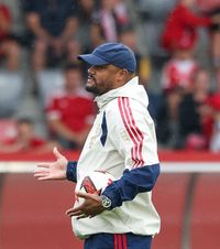 Kompany, spitalizat de urgență  Antrenorul  s-a prăbușit  la antrenamentul lui Bayern. Prima reacție a clubului