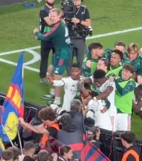 Incident grav în El Clasico  FOTO. Starul lui Real Madrid,  lovit cu bețe de suporterii Barcelonei.  De la ce a pornit atacul