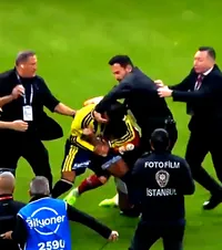 Imagini șocante din Turcia   VIDEO.  Bătaie în toată regula după Galatasaray - Fenerbahce:  „Zgârie și trag de păr ca femeile!”