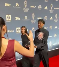 Yamal, moment stânjenitor   FOTO.   A refuzat să dea mâna  cu o influencerință celebră la gala Balonului de Aur