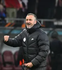 O avere în geaca lui MM Stoica  Fanul care a prins haina aruncată de oficialul FCSB la meciul cu Rapid  a dezvăluit câți bani a găsit
