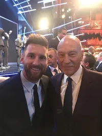 „Ziua în care am cunoscut un zeu!”   VIDEO.  Sir Patrick Stewart, copleșit de emoții când povestea despre  întâlnirea cu Messi