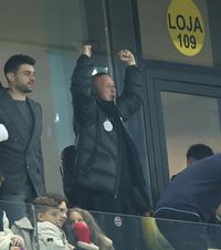 „Pentru 1.500 € săream eu!”   Câți bani avea, de fapt,  Mihai Stoica în geaca aruncată la derby-ul cu Rapid. Oficialul FCSB a lămurit situația