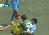 Ce a fost în capul lui?! FOTO+VIDEO. Un internațional român l-a apucat de gât pe arbitru după ce a primit „roșu”! Clubul său a transmis un mesaj furios