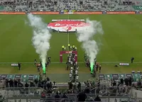 Scene incredibile!   Oaspeții au boicotat partida: gazdele au ieșit pe teren și au jucat fotbal cu copiii. Televiziunea a arătat   ZERO jucători  pe grafică