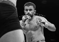 Un luptător MMA a murit într-un accident cumplit: s-a izbit de un perete în timp ce-și depășea fratele într-o curbă! Avea o fetiță de doi ani, iar soția e însărcinată cu al doilea copil