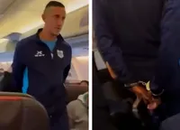 A enervat pe toată lumea după ce a strigat „Bomba!” în avion! A fost scos în cătușe: „Ce rușine! Câți ani ai, prietene?!” VIDEO