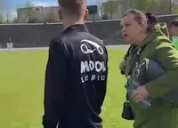 „Nu știi cu cine te pui!”. Mama unui jucător a amenințat arbitrii:  „Vrei să nu mai arbitrezi în viața ta?” + Bătaie generală între părinți: „S-au dat pumni”