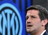 De ce nu zâmbește Cristi Chivu? Corespondență din Italia: Chivu trăiește într-o atmosferă „de pesimism cosmic”, iar presa și arbitrii  sunt împotriva lui