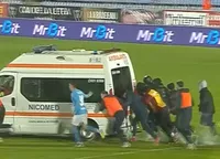 FOTO. Imagini șocante în România. După o accidentare horror la un meci, jucătorii au fost nevoiți să împingă ambulanța!
