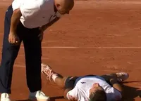 Panică la Roland Garros: s-a prăbușit pe teren după o partidă care a durat  5 ore! VIDEO
