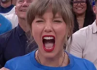 Comentatoarea partidei din NBA nu și-a dat seama că e în direct și i-a strigat lui Taylor Swift: „Pleacă de aici, fato!”. Ce s-a petrecut după