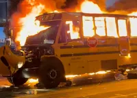 FOTO: Haos pe străzi! Focuri de armă, violențe și acte de vandalism