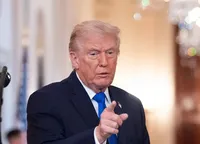 Ce face banul din om: doi super-influenceri, în genunchi în fața lui Trump