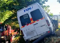 Al cui este „microbuzul groazei”. Firma de la care a închiriat Dinamo 2 aparține unui „rege” al transportului public, mufat la Primăria condusă de Elena Lasconi
