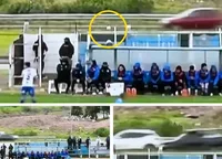 Moment incredibil la un meci: mingea a ieșit din stadion și a provocat un accident rutier. Imaginile s-au viralizat imediat