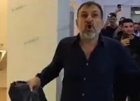 Există un Becali de Albania! Scene ireale cu patronul care a vărsat o pungă plină cu bani în vestiar, după ce echipa sa a obținut calificarea în play-off-ul Conference League VIDEO