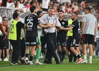 Bergodi și-a ieșit iar din minți! Noi scene șocante cu antrenorul lui U Cluj, eliminat după ce a sărit la un fan și a fost ținut cu greu de staff | VIDEO