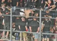 Haos la Arad. Dinamoviștii s-au bătut între ei pe stadion! Jandarmeria a intervenit în forță » De unde a plecat scandalul | VIDEO