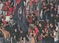 Un fan al lui Dinamo a fost lovit cu pumnii de ultrașii „câinilor” în timp ce încerca să-și protejeze fiica: „În ce lume trăim?!”. Reacțiile sunt șocante