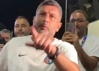 Baciu, scene incredibile după meci! Antrenorul FCSB se certa cu fanii după noua umilință în timp ce dădea autografe: „Hai să jucați voi, mă!” VIDEO