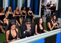 Moment bizar: un rapper faimos a fost însoțit la meciul lui Chivu de zece femei frumoase! FOTO și VIDEO