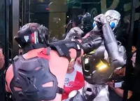 Om contra robot, în cușcă. VIDEO + FOTO: Prima bătaie în stil „Terminator” a ajuns în lumea reală! „Sortiți pieirii”