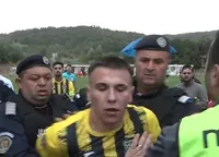 VIDEO: Scene îngrozitoare la un meci de fotbal! Jandarmii au intervenit, după ce doi coechipieri s-au luat la bătaie