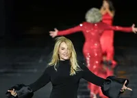 Apariție spectaculoasă!   FOTO:   Nadia Comăneci  a defilat alături de Kendall Jenner, Jane Fonda și Eva Longoria la Paris Fashion Week