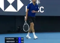 Djokovic, batjocorit de Medvedev! Gestul făcut de rus la adresa lui Nole în meciul în care a fost descalificat | FOTO