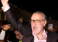 VIDEO Becali a făcut circ la stadion! S-a urcat pe mașină, ca-n „vremurile bune”. Nemulțumit de meci: „Ce să facă Reghe?”