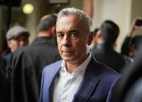 Scene incredibile sâmbătă seară în București. Un personaj public celebru l-a imitat pe Călin Georgescu și a fost aclamat de cei prezenți