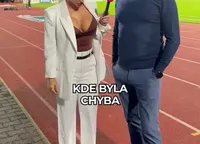 VIDEO Jucătorii și antrenorii nu se pot uita la ea! Jurnalista din Cehia care a devenit virală se apără: „Nu cred că mă îmbrac provocator”