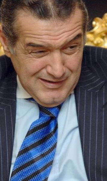 VIDEO Masina lui Gigi Becali, vandalizata de suporterii Stelei