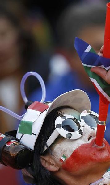 A fost arestat dupa ce i-a dat unui politist cu o vuvuzela in cap