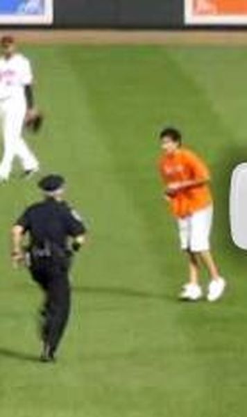 VIDEO Cea mai "lenesa" interventie a fortelor de ordine la un meci de baseball