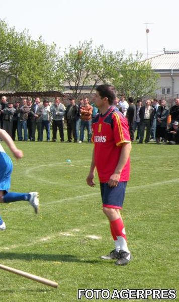 Sportul national al romanilor, in pericol/ Lipsa banilor face ca oina sa fie la limita existentei  