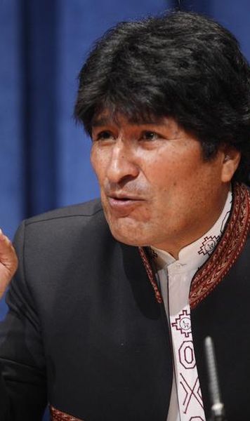 ​VIDEO Presedintele Boliviei joaca dur: lovitura "sub centura" aplicata unui adversar politic, intr-un meci de fotbal