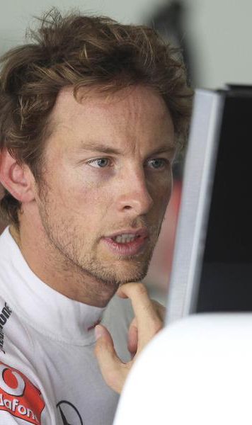 Jenson Button a scapat nevatamat dupa un atac armat in Brazilia