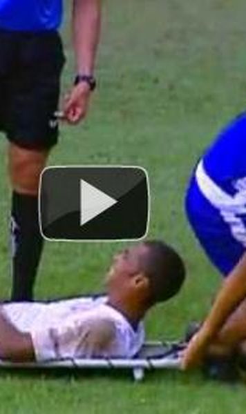 VIDEO Fotbalist brazilian, umilit de ajutoarele medicale