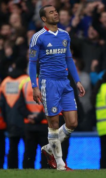 Ashley Cole (Chelsea) a impuscat din greseala un tanar student